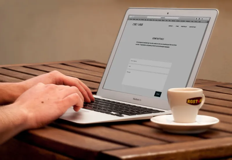 La Competencia que No Ves: Cómo las Webs Modernas Conquistan tus Clientes Mientras tú Descansas
